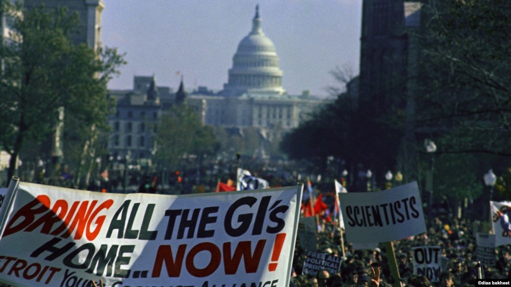 Người biểu tình phản đối chiến tranh Việt Nam tụ tập đông đảo trong cuộc biểu tình phản chiến lớn nhất trong lịch sử của Mỹ ở Washington, ngày 15 tháng 11, 1969. (AP Photo)