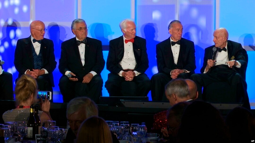 Mantan Direktur Pusat Antariksa Johnson, Gerry Griffin (kiri), direktur penerbangan untuk seluruh misi berawak Apollo, duduk di sebelah astronot Apollo Harrison Schmitt, Rusty Schweickart, Walt Cunningham dan Tom Stafford, dari kedua dari kiri, dalam diskusi panel Gala Perayaan Apollo di Kennedy Space Center di Cape Canaveral, Florida, 21 Juli 2018.