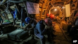 ARCHIVO - Mineros chilenos captados en una protesta a más de 650 metros de profundidad en 31 de diciembre de 2016. Los incidentes por derrumbes en minas en el país sudamericano logran titulares a nivel mundial.