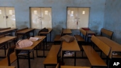 Mochilas de estudantes raptados em escola secundária em Kankara, Nigéria. Boko Haram reivindicou os raptos