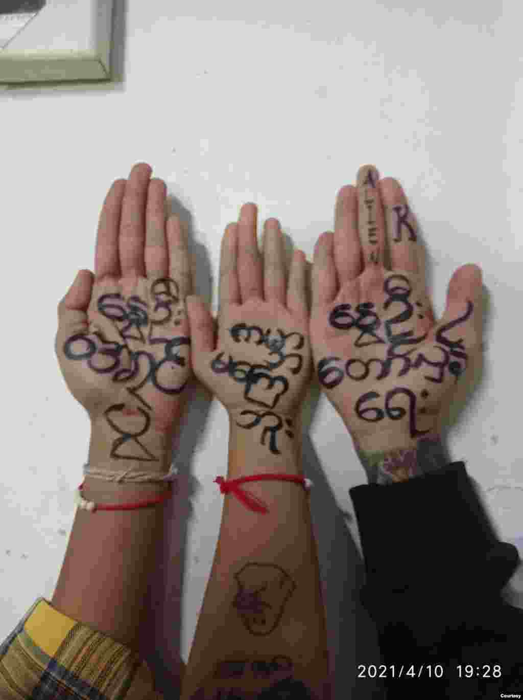 တောင်ကြီးမြို့မှာ ပြုလုပ်ခဲ့တဲ့ စစ်အာဏာရှင်ဆန့်ကျင်ရေး လက်ဝါးသပိတ်။