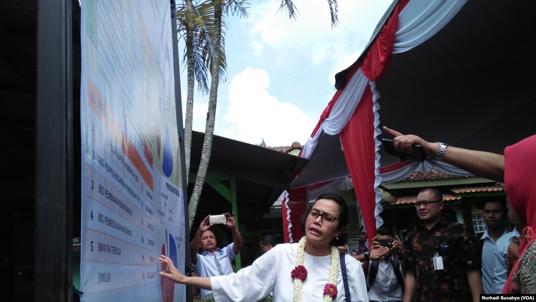  Menteri Keuangan Sri Mulyani dan Menteri Desa Eko Putro Sandjojo melihat laporan keuangan Desa Ngawen Jawa Tengah.