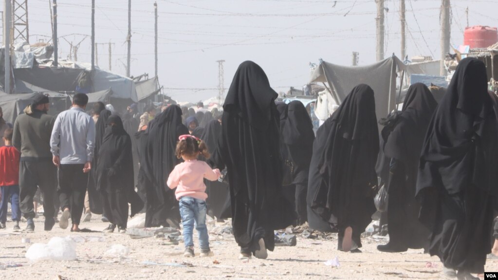 FILE - Al-Hol Camp in Syria is mostly populated with women and children, detained after fleeing the last battles against Islamic State militants on Oct. 20, 2021. (Ali Zeyno/VOA)