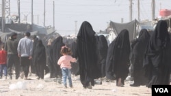 Situasi di Kamp al-Hol di Syria, yang dipenuhi oleh perempuan dan anak-anak yang ditahan karena terkait dengan kelompok ISIS, pada 20 Oktober 2021. (Foto: VOA/Ali Zeyno)