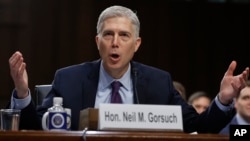 El nominado para la Corte Suprema de EE.UU. Neil Gorsuch participa en el segundo día de audiencias en el Senado para su confirmación, el martes, 21 de marzo, de 2017.
