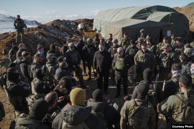 Pasukan berkumpul di sekitar Perdana Menteri Benjamin Netanyahu saat ia mengunjungi posisi yang baru diduduki di puncak Gunung Hermon, di dalam zona penyangga Suriah di Dataran Tinggi Golan, 17 Desember 2024. (Maayan Toaf/Israeli Government Press Office)