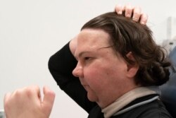 جو دی‌میو نیمرخ و خط موی خود خود را نشان می دهد