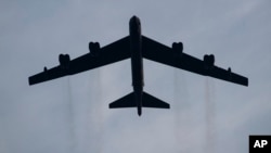 Sebuah pesawat pengebom B-52 Stratofortress melakukan atraksi udara dalam acara "Salute to America" di South Lawn, Gedung Putih, 4 Juli 2020 di Washington. (Foto: Alex Brandon/AP Photo)