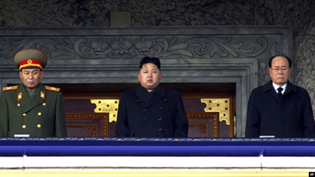 资料照：朝鲜新领导人金正恩(中)和曾经出任朝鲜外务相的李勇浩（右）在平壤广场上出席全国纪念金正日仪式。（2011年12月29号）(photo:VOA)