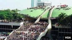 Pendudukan gedung DPR/MPR RI oleh para mahasiswa, Mei 1998 (foto: dok).