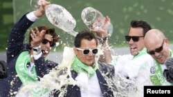 De la bière versée sur Marcel Schaefer de VFL Wolfsburg lors des célébrations de la victoire de son équipe à la Coupe d'Allemagne de football (DFB Pokal) à Wolfsburg, Allemagne 31 mai 2015