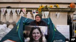 Richard Ratcliffe, suami dari pekerja bantuan yang ditahan di Iran, Nazanin Zaghari-Ratcliffe, saat mogok makan setelah istrinya kalah di pengadilan banding di Iran dan harus menjalani hukuman satu tahun lagi. (Foto: AP/ Frank Augstein)