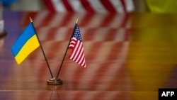 Bendera nasional Ukraina dan Amerika Serikat terlihat saat pertemuan antara Menteri Pertahanan AS Lloyd Austin dan Menteri Pertahanan Ukraina Rustem Umerov di Pentagon di Washington, DC, pada 6 Desember 2023. (Foto: AFP)