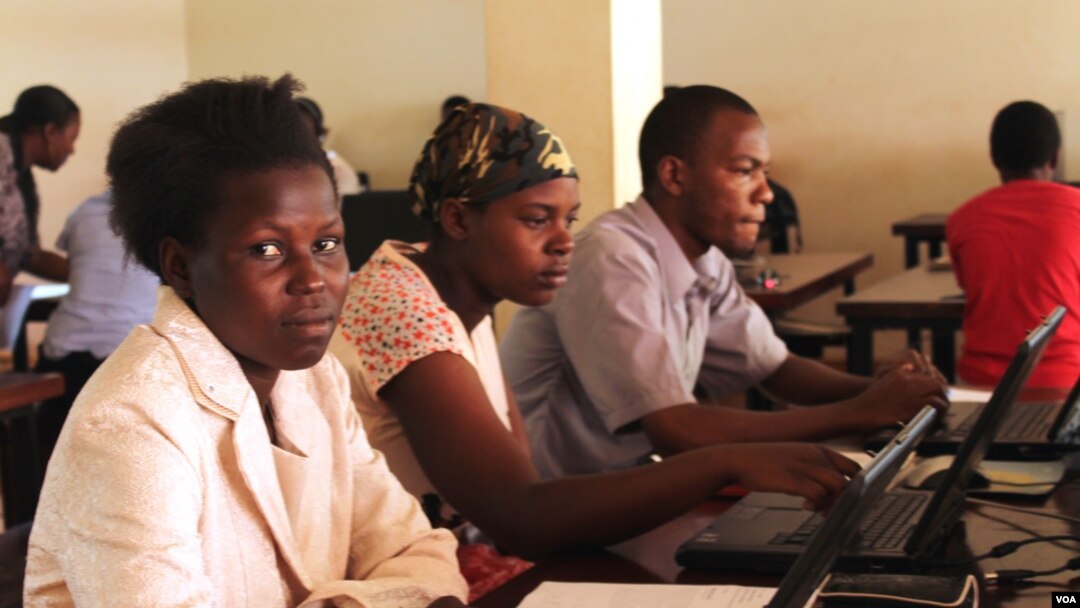 Students learn IT skills for free at a computer lab set up with the help of volunteer hackers in Jinja, Uganda. (Hilary Heuler for VOA)