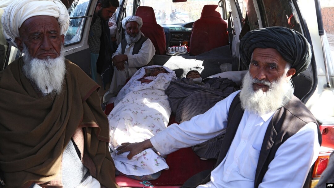 Tolibon hujumida halok bo'lgan ikki o'quvchi jasadini yaqinlari olib ketmoqda, G'azni, Afg'oniston, 30-mart, 2019-yil.
