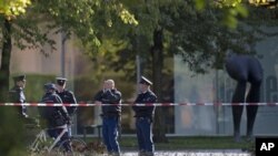 Polisi Belanda melakukan penjagaan di luar museum Kunsthal di Rotterdam yang baru saja 'dibobol' oleh pencuri yang mengangkut 7 lukisan pelukis ternama (16/10). 