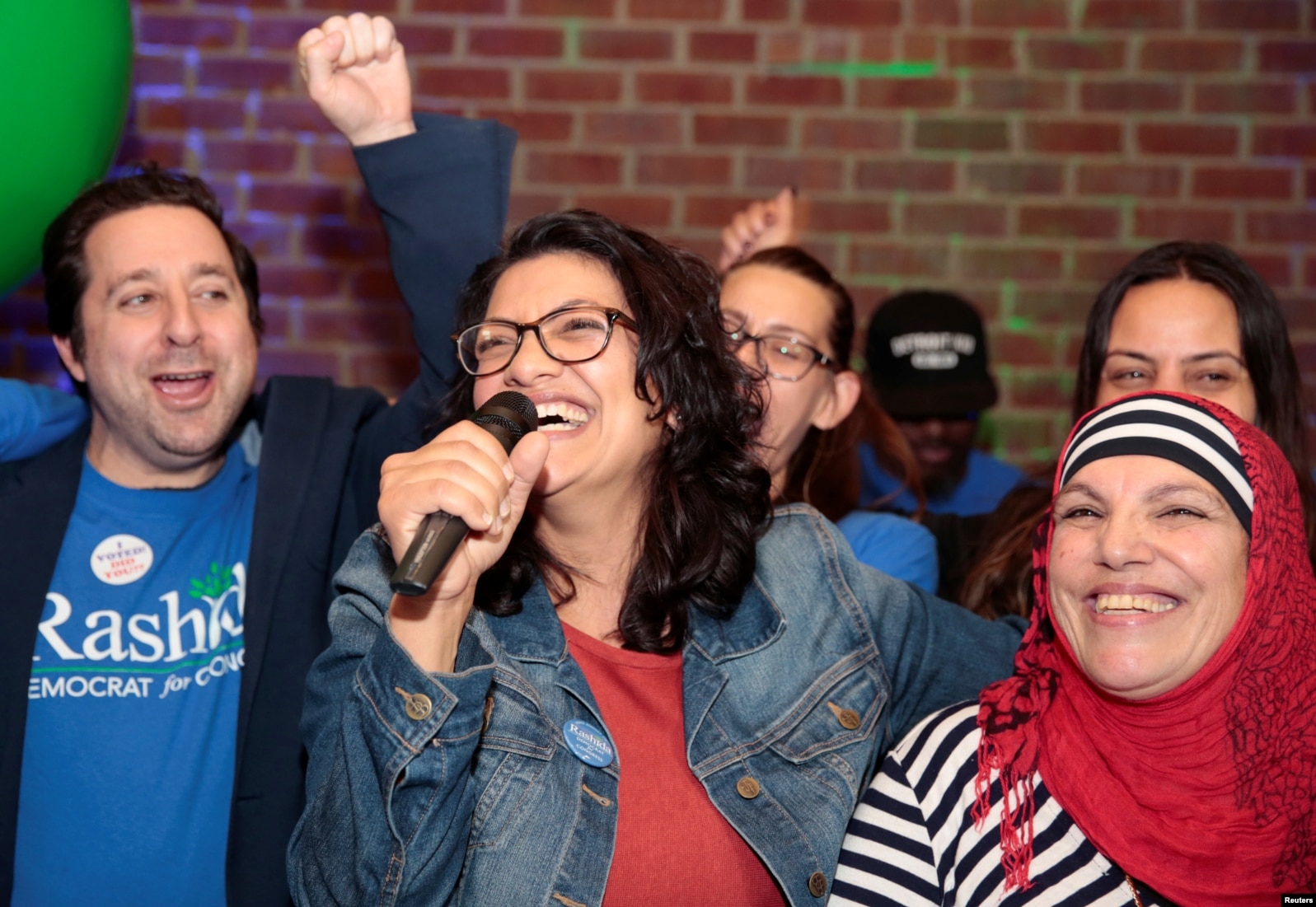 La candidata demócrata al Congreso de EE.UU. Rashida Tlaib celebra junto a su madre tras ser elegida el martes, 6 de noviembre de 2018, en Detroit, Michigan.