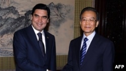 Tổng thống Turkmenistan Gurbanguli Berdymukhamedov (trái) bắt tay Thủ tướng Trung Quốc Ôn Gia Bảo