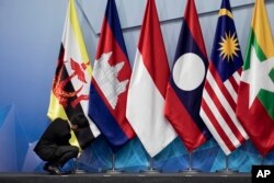 Persiapan pertemuan dewan koordinasi ASEAN ke-22 di sela-sela KTT ASEAN ke-33 di Singapura. (Foto: AP)