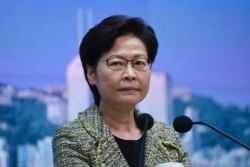 Kepala Eksekutif Hong Kong Carrie Lam mendengarkan pertanyaan wartawan saat konferensi pers di Hong Kong, 17 Agustus 2021. (Foto: AP)