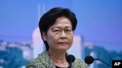 Kepala Eksekutif Hong Kong Carrie Lam mendengarkan pertanyaan wartawan saat konferensi pers di Hong Kong, 17 Agustus 2021. (Foto: AP)