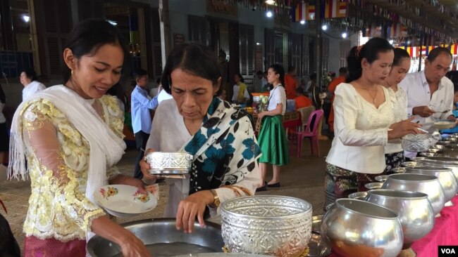 ពុទ្ធ​បរិស័ទ​កំពុងរាប់បាត្រនៅ​ក្នុង​វត្ត​មួយ​កណ្តាល​រាជធានី​ភ្នំពេញ​កាលពី​ព្រឹក​ថ្ងៃសៅរ៍​ ទី​១៦ ខែ កញ្ញា ឆ្នាំ២០១៧។​ (កាន់ វិច្ឆិកា/VOA)