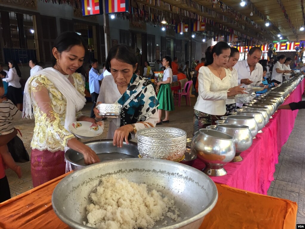  ពុទ្ធ​បរិស័ទ​កំពុង​​រាប់បាត្រ​​នៅ​ក្នុង​វត្ត​មួយ​កណ្តាល​រាជធានី​ភ្នំពេញ​កាលពី​ព្រឹក​ថ្ងៃសៅរ៍​ ទី​១៦ ខែ កញ្ញា​​ ឆ្នាំ២០១៧។​ (កាន់ វិច្ឆិកា/VOA)