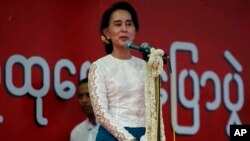 Pemimpin oposisi Myanmar, Aung San Suu Kyi melakukan kampanye di kota Mandalay (18/5).
