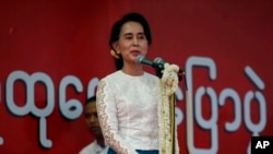 Burma's opposition leader Aung San Suu Kyi speaks during a rally in the central city of Mandalay, May 18, 2014. 