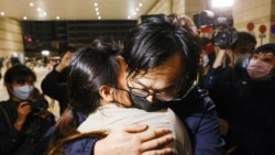 因為參與“35+立法會初選”而被控的其中一名參選人林景楠在週五傍晚獲得保釋後離開法院與妻子擁抱（路透社照片）