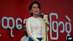 Aung San Suu Kyi berbicara di Mandalay, menyerukan reformasi konstitusi Myanmar (18/5).