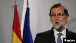 ນາຍົກລັດຖະມົນຕີສະເປນ ທ່ານ Mariano Rajoy ກ່າວຄຳປາໄສ ທີ່ທຳນຽບ Moncloa Palace ໃນນະຄອນຫຼວງມາດຣິດ. (27 ຕຸລາ 2017)​ 