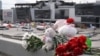گل‌ها و عروسک‌ها به یاد قربانیان حمله به تالار کنسرت در حومه مسکو. آرشیو 