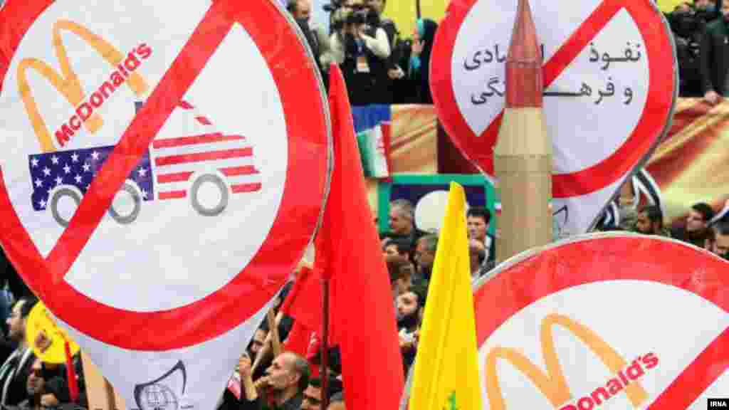 مراسم راهپیمایی 13 آبان روز چهارشنبه با حضور برخی مقامهای دولتی، دانش آموزان، دانشجویان به سمت محل سفارت سابق آمریکا برگزار شد. در راهپیمایی امسال، برخی با تابلوهایی به خیابان آمده بودند که خط قرمز بر روی نام برندهایی چون مک دونالد، KFC و استارباکس و کوکاکولا کشیده بودند. این اقدام در پی هشدار رهبر ایران درباره نفوذ آمریکا در ایران صورت گرفته است. عکس: احسان نادری پور