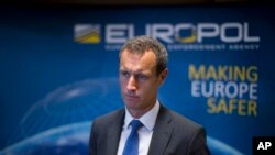 ARSIP - Kepala lembaga kepolisian Eropa, Europol, Rob Wainwright menjawab pertanyaan dalam sebuah wawancara, (16/1/2015). Den Haag, Belanda. (foto: AP Photo/Peter Dejong)