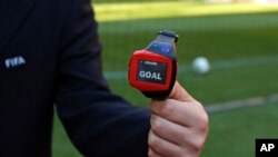El sistema Hawk Eye avisa al reloj del árbitro que el balón cruzó la línea de gol.