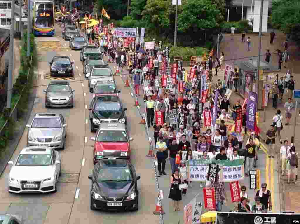 香港支聯會舉行年度平反六四大遊行(美國之音海彥拍攝)