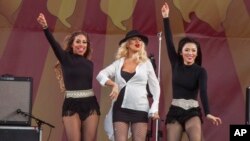 Cristina Aguilera durante su participación en el festival de jazz en Nueva Orleans este año lucía su embarazo con orgullo a su público.