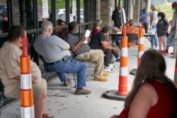 지난 15일 미국 네브라스카주 오마하의 취업지원센터에서 코로나 사태 실업급여 등 지원 상담을 받기 위해 온 주민들이 '사회적 거리두기'를 지키며 순서를 기다리고 있다.