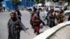 طالبان نے سابق حکومت کے کلیدی عہدے داروں کو تحویل میں لینا شروع کر دیا 