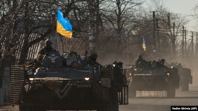 烏克蘭政府軍坦克開往頓涅茨克前線 - 資料照片