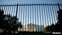 La cerca que rodea la Casa Blanca fue saltada por un intruso que invadió los terrenos de la residencia presidencial.