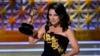 Julia Louis-Dreyfus acepta el premio por destacada actriz principales en series de comedia por "Veep" en la 69 entrega de los premios Emmy, el 17 de septiembre, de 2017, en Los Ángeles.