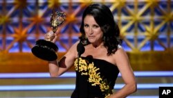 Julia Louis-Dreyfus acepta el premio por destacada actriz principales en series de comedia por "Veep" en la 69 entrega de los premios Emmy, el 17 de septiembre, de 2017, en Los Ángeles.