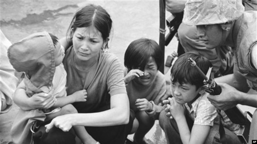 29 tháng Tư, 1975, người mẹ và 3 đứa con trên chiếc tàu rời Sài Gòn. (Hình: AP Photo/File)