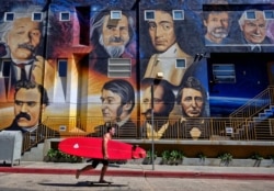 El arte de Levi Ponce se puede apreciar también en lugares como Venice Beach. Este mural es conocido como 'Luminarias del panteísmo'.