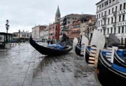 Gondola terdampar di tepi sungai akibat banjir di Venesia, Rabu, 13 November 2019.