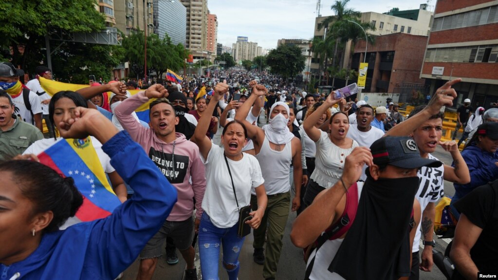 Miles de personas protestaron en Caracas contra la reelección de Nicolás Maduro, quien fue declarado ganador por el Consejo Nacional Electoral (CNE) con el 51 % de los votos.