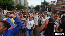 Miles de personas protestaron en Caracas contra la reelección de Nicolás Maduro, quien fue declarado ganador por el Consejo Nacional Electoral (CNE) con el 51 % de los votos.