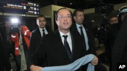 ທ່ານ Francois Hollande ຫົວໜ້າພັກສັງຄົມນິຍົມ ທີມີສຽງນໍາໜ້າໃນການ
ເລືອກຕັ້ງປະທານາທິບໍດີຮອບທີນຶ່ງ ທີ່ຝຣັ່ງ.
ວັນທີ 23 ເມສາ 2012.